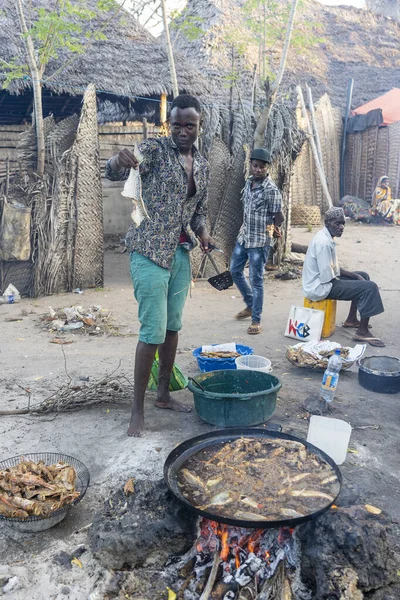 Zanzibar Tanzania October 2019 African Man Cooks Sells Fried Fish — Stock Photo, Image