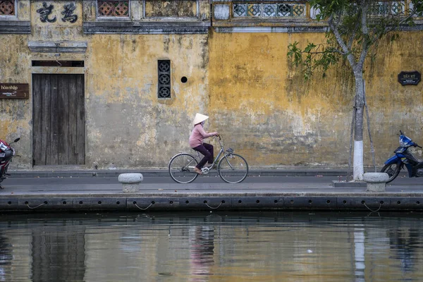 Hoi Vietnam Marzo 2020 Una Vietnamita Con Sombrero Paja Monta — Foto de Stock