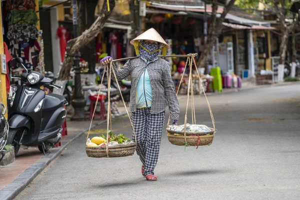 Hoi Vietnam March 2020 Vietnamese Woman Straw Hat Basket Fruits — Stock Photo, Image