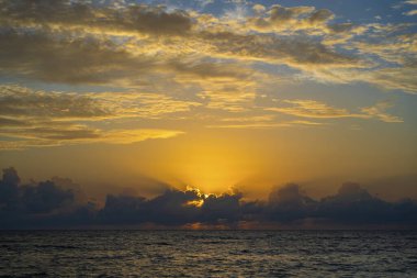 Hint Okyanusu üzerinde Tanzanya 'nın Zanzibar adasında, Doğu Afrika' da güzel bir gündoğumu. Seyahat ve doğa kavramı. Sabah gökyüzü, bulutlar, güneş ve deniz suyu