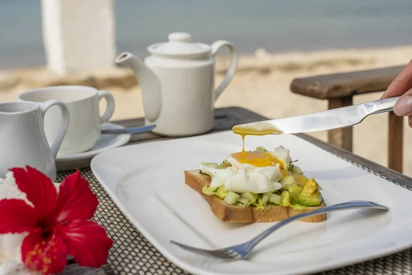 健康的三明治 配上鳄梨 黄瓜和煮鸡蛋 然后放在桌子上 在海边的海滩上享用健康的早餐 食品和早餐的概念 靠近点 — 图库照片