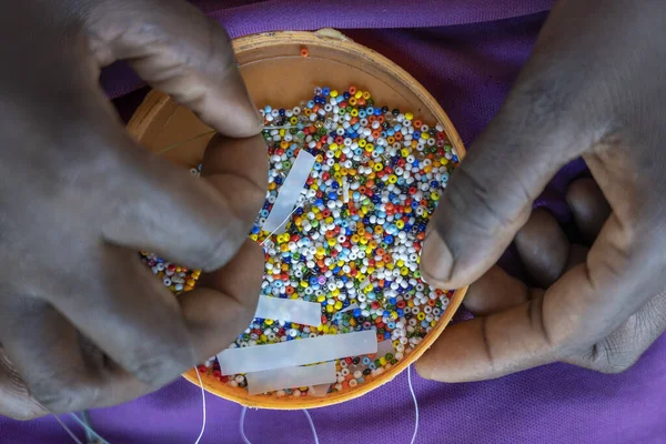 Herstellung Von Handgefertigtem Schmuck Schachtel Mit Perlen Und Afrikanischen Frauenhänden — Stockfoto
