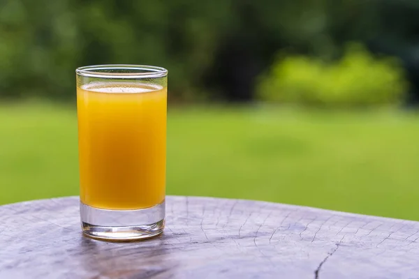 Glas Mit Tropischem Saft Aus Mango Und Passionsfrucht Auf Dem — Stockfoto