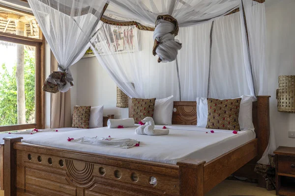 室内设计装饰家具的豪华展览家庭度假别墅卧室与四张海报床 坦桑尼亚桑给巴尔岛上海上热带别墅的室内设计 — 图库照片