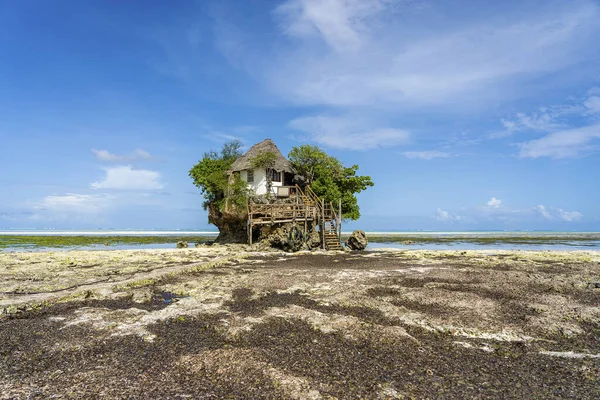 Dom Skale Podczas Odpływu Plaży Pobliżu Wody Morskiej Wyspie Zanzibar — Zdjęcie stockowe