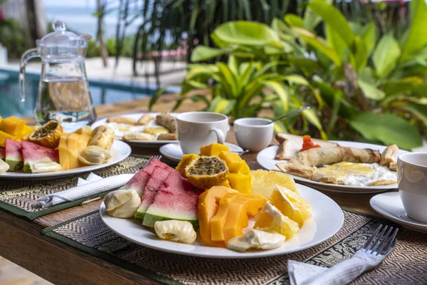 Desayuno Tropical Frutas Café Huevos Revueltos Tortitas Plátano Para Dos — Foto de Stock