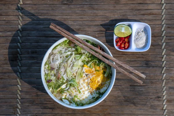 Рисовая Лапша Суп Многими Вкусными Ингредиентами Традиционный Вьетнамский Суп Крупный — стоковое фото