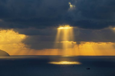 Hon Chong Burnu, Nha Trang, Vietnam 'da manzara gündoğumu. Seyahat ve doğa kavramı. Sabah gökyüzü, bulutlar, güneş ve deniz suyu şafakta