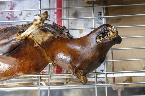 Geroosterde Honden Lichamen Liggend Het Chromen Rooster Tafel Straat Voedsel — Stockfoto