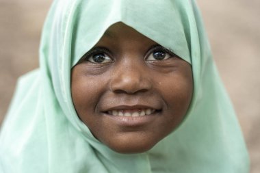 Zanzibar, Tanzanya - 30 Ekim 2019: Tanzanya, Doğu Afrika 'daki Zanzibar adasında dersten sonra yerel bir okulun yakınlarında kimliği belirsiz Afrikalı kız