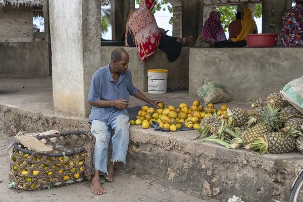 Zanzibar Tanzania Ottobre 2019 Uomo Africano Vende Frutta Tropicale Mercato — Foto Stock