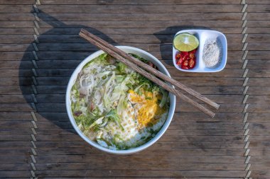 Pirinç eriştesi çorbası ve lezzetli malzemeler. Geleneksel Vietnam çorbası.