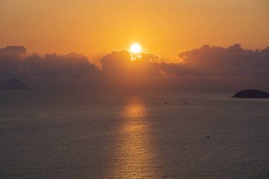 Hon Chong Burnu, Nha Trang, Vietnam 'da manzara gündoğumu. Seyahat ve doğa kavramı. Sabah gökyüzü, bulutlar, güneş ve deniz suyu