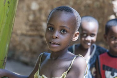 Zanzibar, Tanzanya - 16 Kasım 2019: Zanzibar Adası, Tanzanya, Doğu Afrika 'da bilinmeyen Afrikalı çocuklar