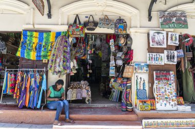Zanzibar, Tanzanya - 25 Kasım 2019: Afrika 'daki bir giyim mağazasının ön görüntüsü, Zanzibar, Tanzanya, Doğu Afrika' daki Stone Town 'daki turistler için tablolar ve hediyelik eşyalar
