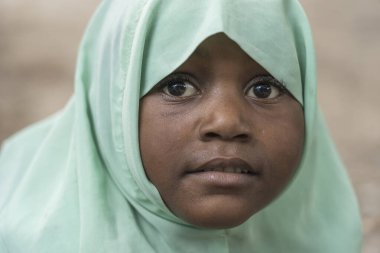 Zanzibar, Tanzanya - 30 Ekim 2019: Tanzanya, Doğu Afrika 'daki Zanzibar adasında dersten sonra yerel bir okulun yakınlarında kimliği belirsiz Afrikalı kız