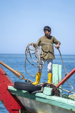 Kota Kinabalu, Malezya - 25 Şubat 2020: Kota Kinabalu, Malezya 'da balıkçı teknesinde çalışan Malezyalı bir erkek işçinin portresi