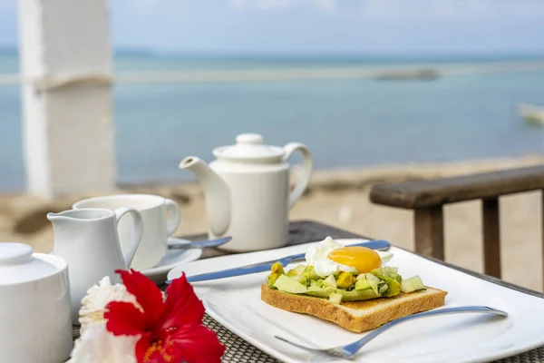 Sándwich Saludable Con Aguacate Pepino Huevos Escalfados Mesa Para Desayuno — Foto de Stock