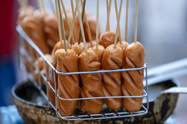 Heerlijke Gegrilde Vleesworst Houten Stokjes Straatvoedselmarkt Het Oude Centrum Van — Stockfoto