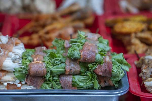 Gemarineerd Vlees Met Kruiden Toonbank Van Een Straat Restaurant Voor — Stockfoto
