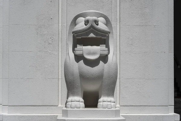 新加坡街上的白色石狮雕像 — 图库照片