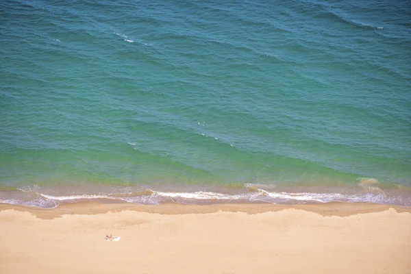 Nha Trang ベトナムのリゾートタウンで青い海の波を持つ砂浜の空中ビュー 旅行と休暇のコンセプト — ストック写真