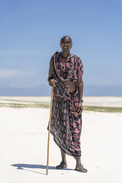Sansibar Tansania Oktober 2019 Afrikanische Masai Traditioneller Kleidung Stehen Sandstrand — Stockfoto