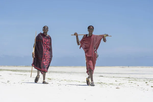 Sansibar Tansania Oktober 2019 Zwei Afrikanische Masai Männer Traditioneller Kleidung — Stockfoto
