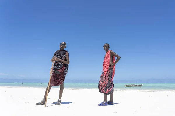 2019年10月28日 坦桑尼亚桑给巴尔 两名身着传统服装的非洲男人站在坦桑尼亚桑给巴尔海滩的海边 — 图库照片