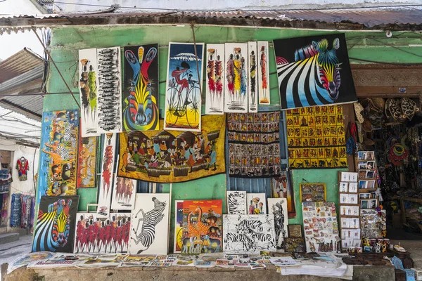 Zanzibar, Tanzanya - 25 Kasım 2019: Afrika 'daki bir giyim mağazasının ön görüntüsü, Zanzibar, Tanzanya, Doğu Afrika' daki Stone Town 'daki turistler için tablolar ve hediyelik eşyalar