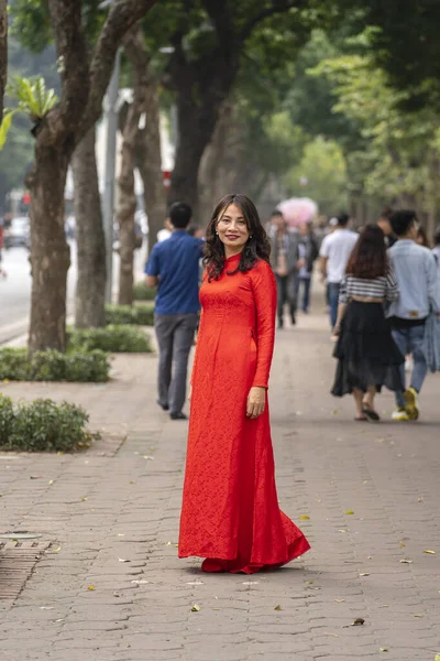 ハノイ ベトナム 2020年3月1日 ベトナムハノイの旧市街の路上で赤いドレスを着た美しいベトナム人女性 — ストック写真