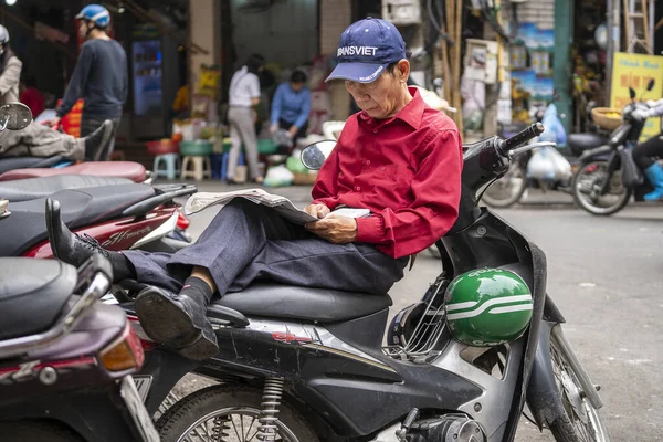 Hanói Vietnã Março 2020 Homem Vietnamita Descansa Táxi Moto Rua — Fotografia de Stock