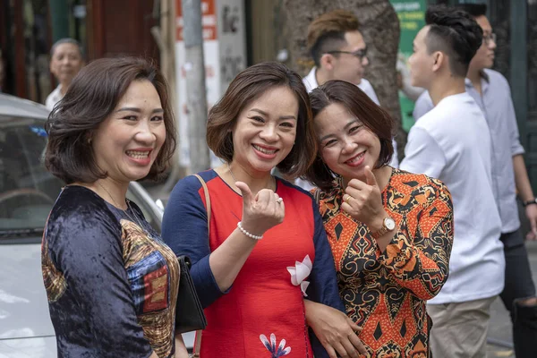 Hanoi Wietnam Marzec 2020 Trzy Szczęśliwe Wietnamskie Kobiety Weekend Ulicy — Zdjęcie stockowe