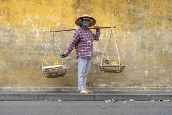 Hoi Vietnam March 2020 Vietnamese Woman Straw Hat Basket Fruits — Stock Photo, Image