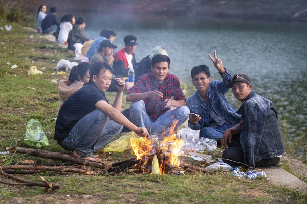 越南达拉特 2020年3月18日 越南达拉特 越南人民在日落时分在湖边篝火边放松下来 — 图库照片