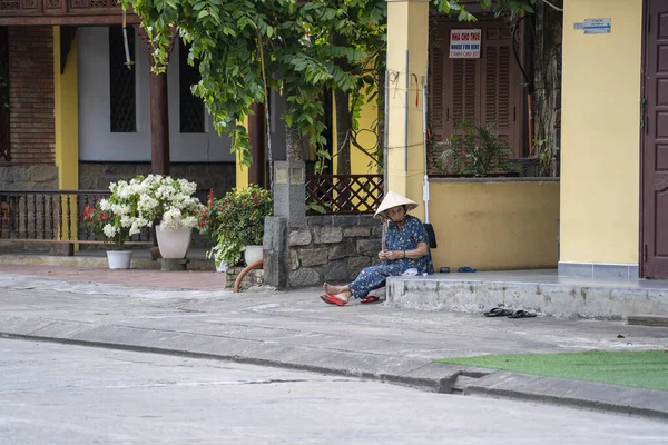 Hoi Vietnã Março 2020 Mulher Vietnamita Velha Com Chapéu Palha — Fotografia de Stock