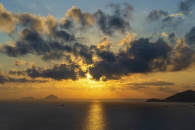 Hon Chong Burnu, Nha Trang, Khanh Hoa Eyaleti, Vietnam 'da manzara gündoğumu. Seyahat ve doğa kavramı. Sabah gökyüzü, bulutlar, güneş ve deniz suyu