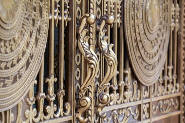 Sahte metal kapılar ve dekoratif kapı kolları Danang, Vietnam 'da, yakın mesafede.