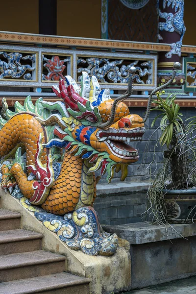 Colorida Escultura Dragón Entrada Templo Budista Los Escalones Ciudad Danang —  Fotos de Stock