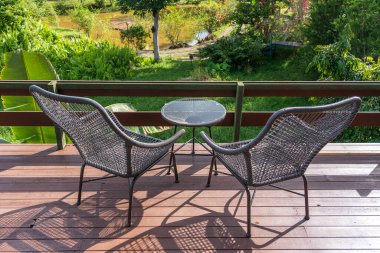 Borneo, Malezya 'da güzel manzaralı tropikal bahçedeki arka bahçede iki sandalye ve masa.