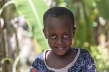 Zanzibar, Tanzanya - 16 Kasım 2019: Tanzanya, Doğu Afrika 'daki Zanzibar adasının bir caddesinde, bilinmeyen Afrikalı genç mutlu çocuk,