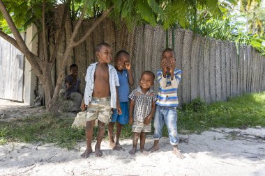 Zanzibar, Tanzanya - Ocak 04, 2020: Bilinmeyen Afrikalı genç mutlu çocuklar Zanzibar Adası, Tanzanya, Doğu Afrika 'da bir sokakta