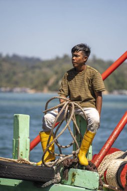 Kota Kinabalu, Malezya - 25 Şubat 2020: Kota Kinabalu, Malezya 'da balıkçı teknesinde çalışan Malezyalı bir erkek işçinin portresi