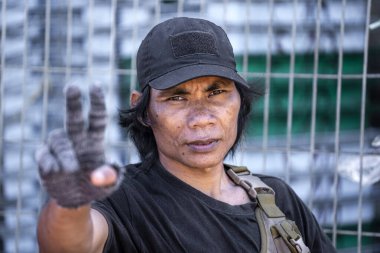 Kota Kinabalu, Malezya - 25 Şubat 2020: Kota Kinabalu, Sabah, Malezya 'da Filipin balık pazarında Malezyalı bir erkek işçinin portresi