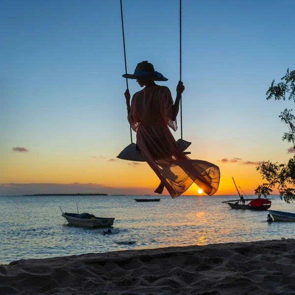 Hasır Şapkalı Pareo Salıncakta Sallanan Güzel Bir Kız Zanzibar Adası — Stok fotoğraf
