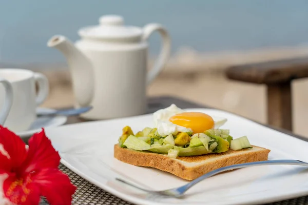 Healthy Sandwich Avocado Cucumber Poached Eggs Table Healthy Breakfast Beach — Stock Photo, Image