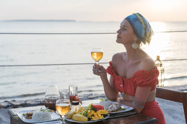 Genç Bir Kadın Tropik Sahilde Gün Batımında Romantik Bir Akşam — Stok fotoğraf