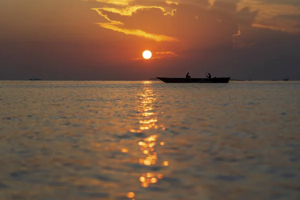 坦桑尼亚桑给巴尔岛印度洋日落时的传统渔民独木舟 — 图库照片