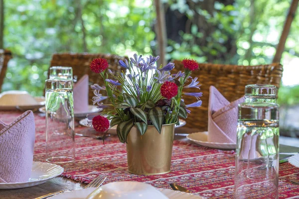 Mesa Servida Sillas Ratán Una Terraza Vacía Del Restaurante Tanzania —  Fotos de Stock