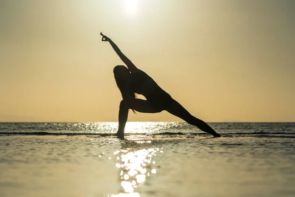 Silueta Mujer Pie Postura Yoga Playa Tropical Durante Puesta Del — Foto de Stock